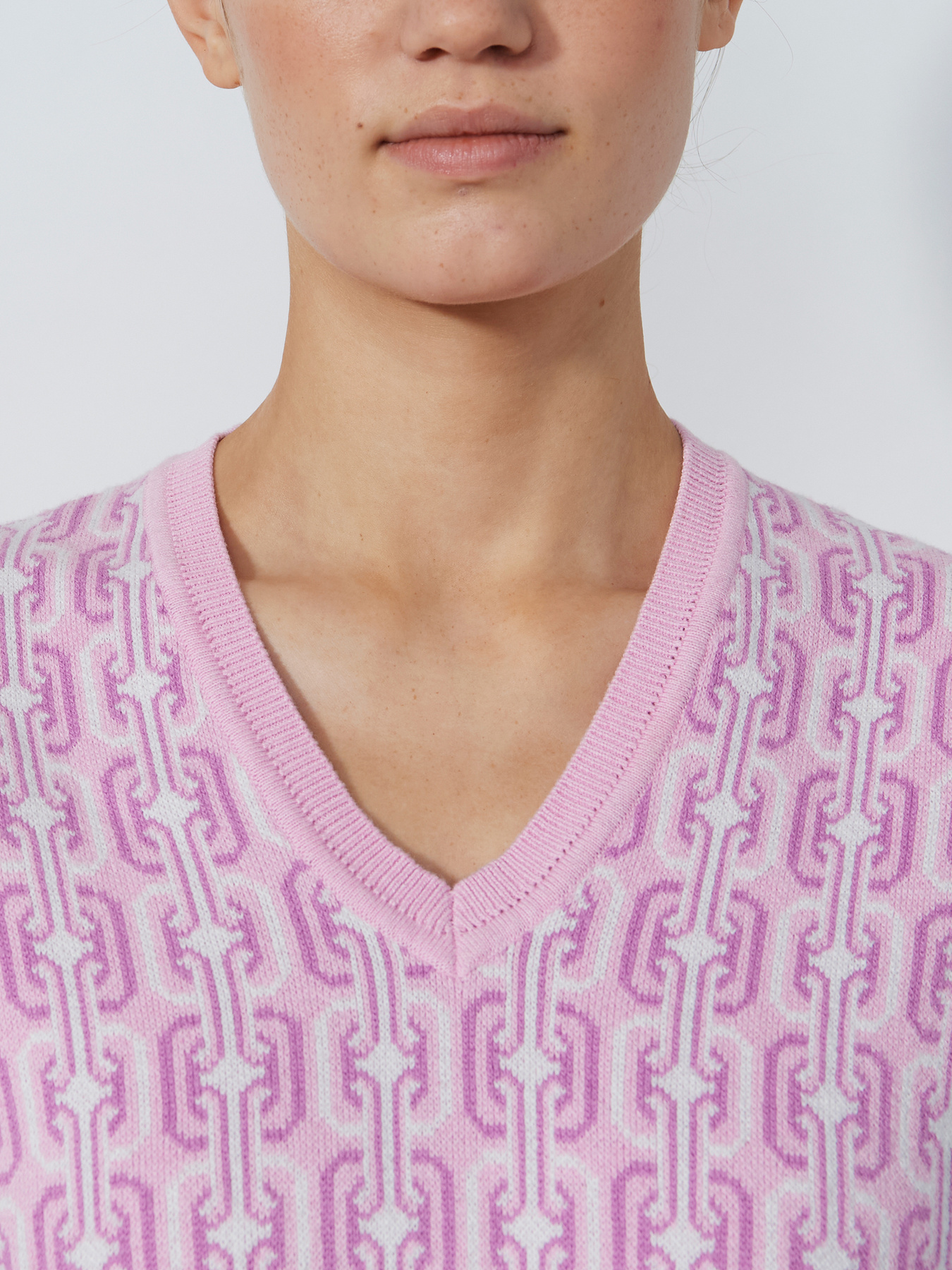 JACQUARD V-NECK VEST